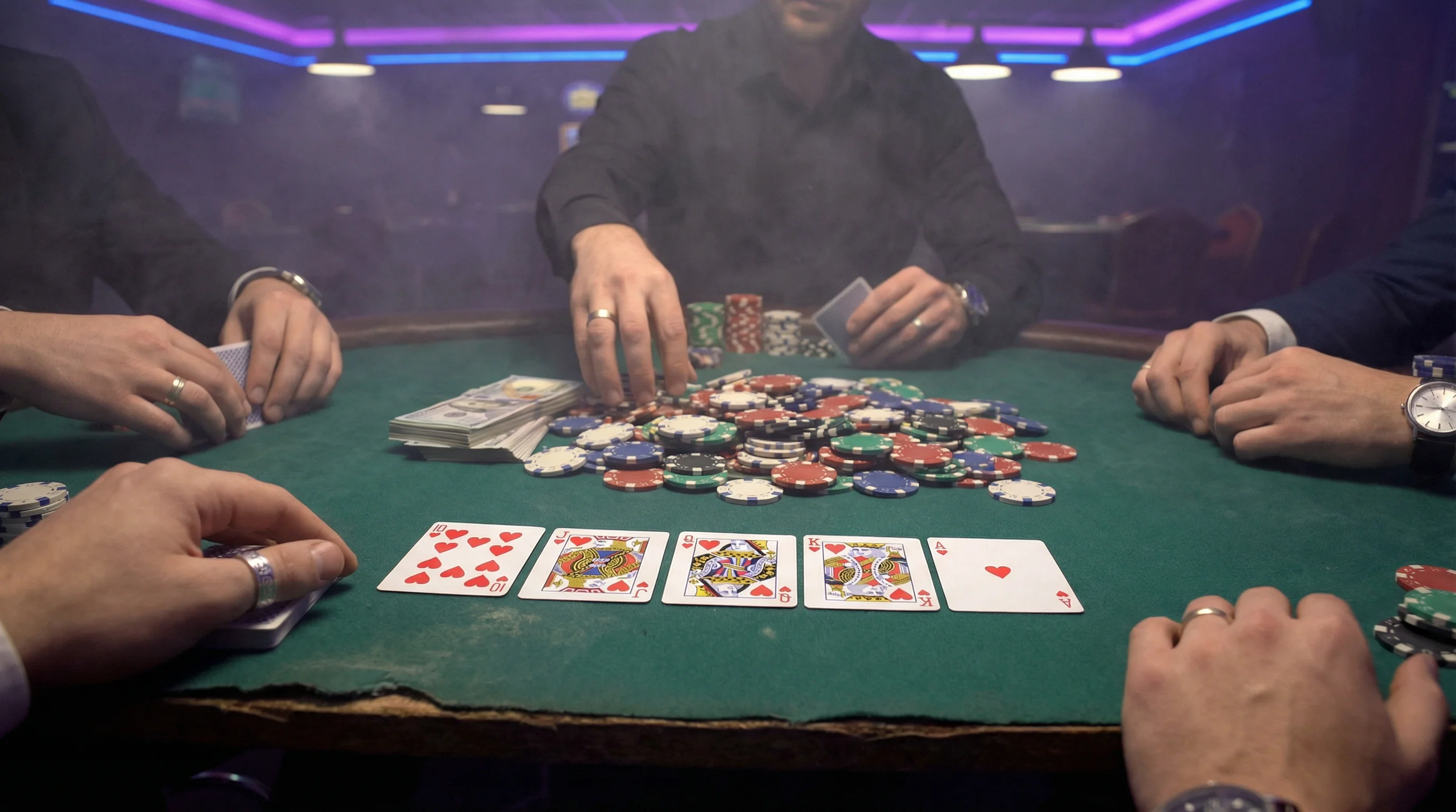 Mesa de póker Texas Hold'em con cartas y fichas